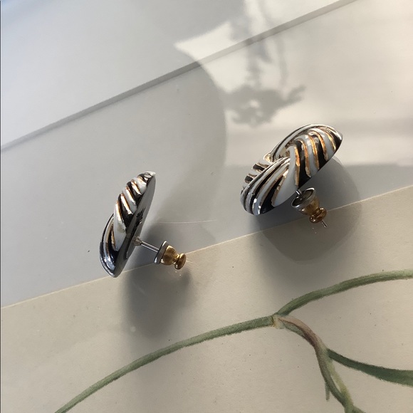 🌼2 FOR $20 Vintage Stud Earrings - Picture 2 of 3